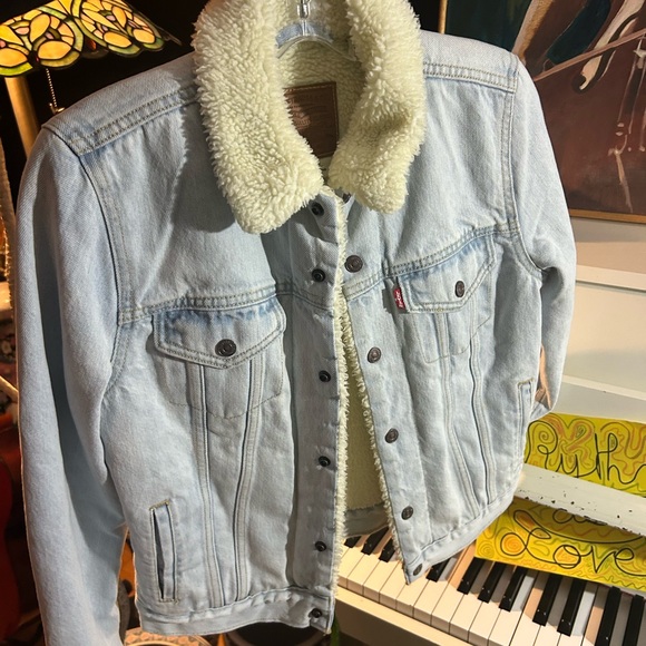 Levi's Light Wash Big E Denim Jacket with Cream Sherpa Collar Lining Size Small - Picture 13 of 16
